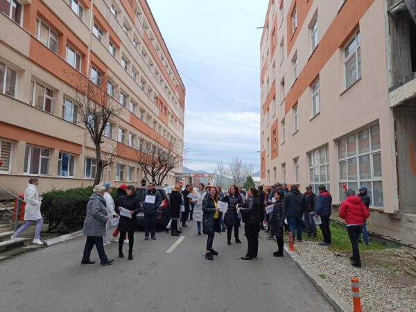 Protest al personalului auxiliar de la Spitalul de Urgență din Petroșani
