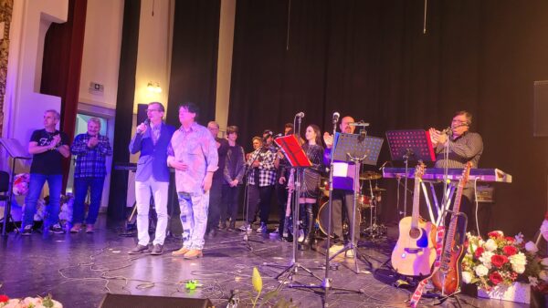 Călătorie de vis, pe aripi de muzică bună, la spectacolul ”Cu prietenii în orașul copilăriei” de la Lupeni