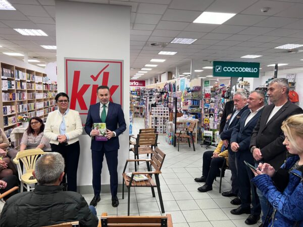 Europarlamentarul Gheorghe Falcă și-a lansat la Deva volumul ”Lumini și umbre”