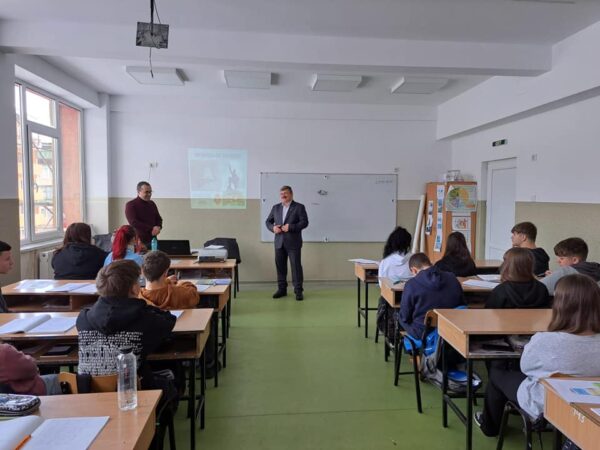 ”Cultul Eroilor” la ora de istorie de la Școala gimnazială nr. 3 Lupeni