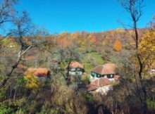 Călătorie de toamnă în satul de marmură încremenit în timp, din Ținutul Pădurenilor