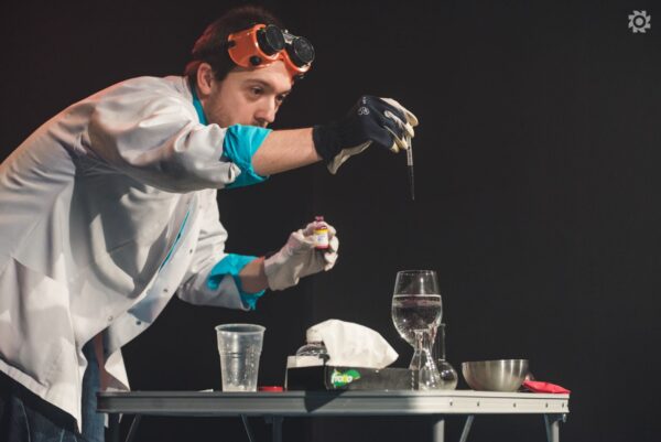 Patru spectacole noi-nouțe pentru copii la Teatrul din Petroșani