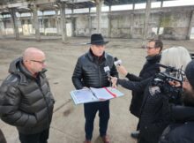 Problema deșeurilor abandonate într-o hală din municipiul Vulcan a fost rezolvată de Consiliul județean Hunedoara