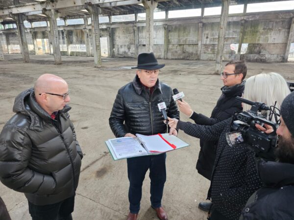 Problema deșeurilor abandonate într-o hală din municipiul Vulcan a fost rezolvată de Consiliul județean Hunedoara
