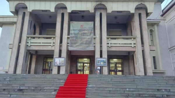 Momente memorabile de cultură, artă și spectacol la Gala aniversară a Teatrului Dramatic ”I.D. Sîrbu” din Petroșani