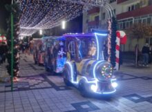 ”Trenulețul Piticilor” dă ocol bradului de Crăciun de la Hunedoara
