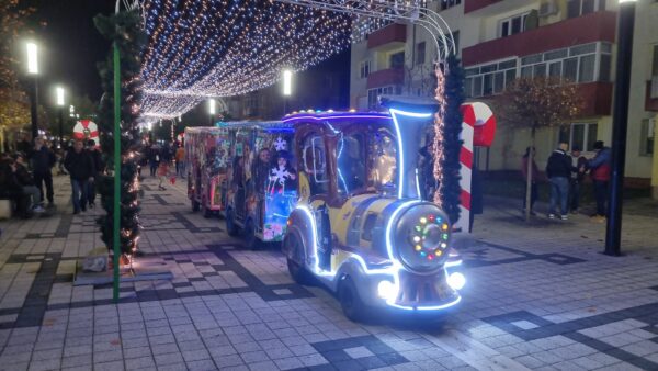 ”Trenulețul Piticilor” dă ocol bradului de Crăciun de la Hunedoara