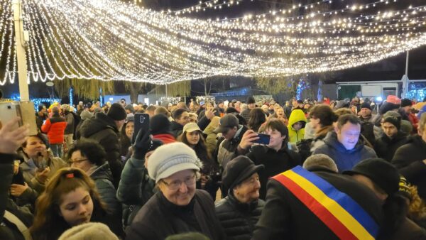 Sezonul sărbătorilor de iarnă e scăldat în lumini spectaculoase la Lupeni