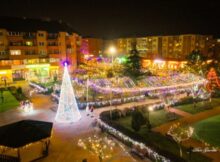 Sărbători scăldate în lumini multicolore pe străzile și parcurile Petrilei