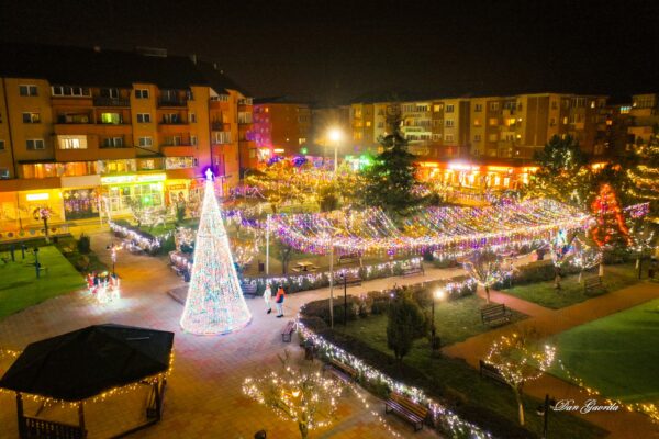 Sărbători scăldate în lumini multicolore pe străzile și parcurile Petrilei