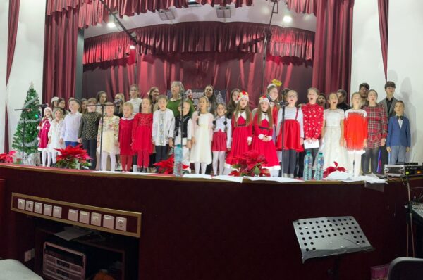 ”Brăduțul de argint” împodobit cu cele mai frumoase voci de copii, la festivalul Ileanei Berki de la Vulcan