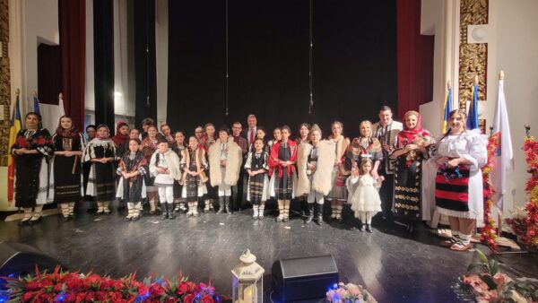 Emoționant spectacol de gală al tinerilor artiști pregătiți de prof. Simona Ionașc, cu tezaur de colinde românești