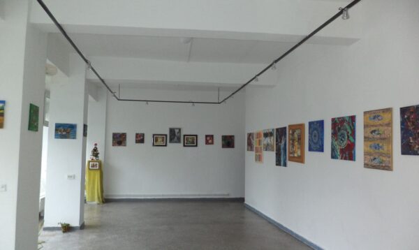 ”Culori vibrante” în expoziția artistei Adina Iuliana Ion, la Galeria de artă din Lupeni