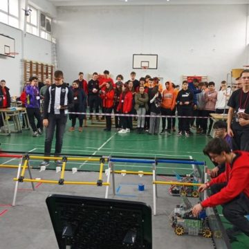 Pasionații de robotică și-au dat întâlnire la Vulcan în etapa preliminară a First Tech Challenge