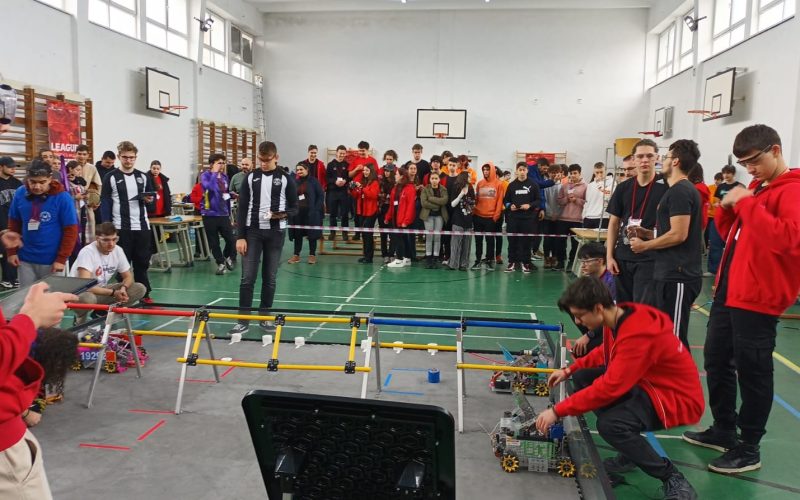 Pasionații de robotică și-au dat întâlnire la Vulcan în etapa preliminară a First Tech Challenge