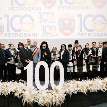 Ceremonie de gală la ședința festivă a Consiliului local Petroșani, la 100 de ani de la declararea localității ca oraș