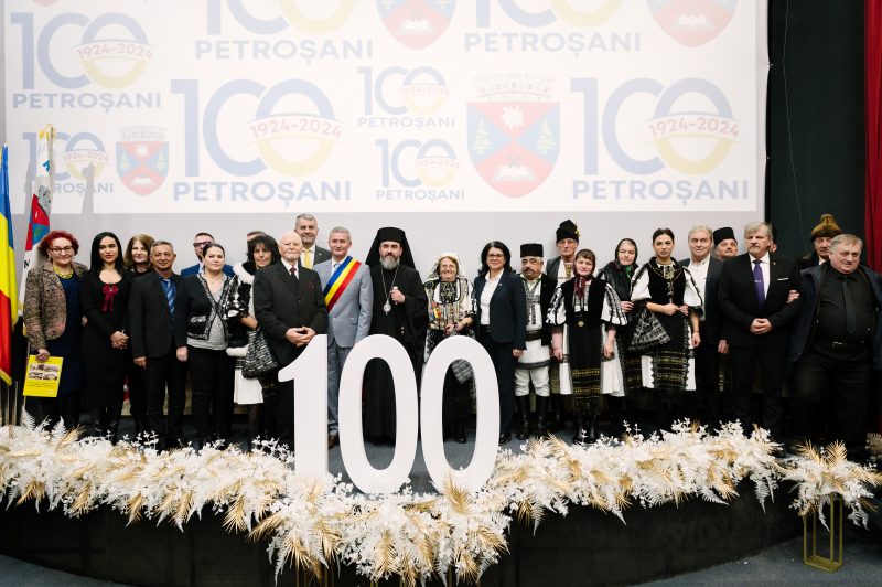 Ceremonie de gală la ședința festivă a Consiliului local Petroșani, la 100 de ani de la declararea localității ca oraș
