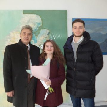 Mădălina-Elena Trofin spune prin lucrări de artă expuse la galeria ”Iosif Tellmann” din Lupeni povești despre oameni și emoții