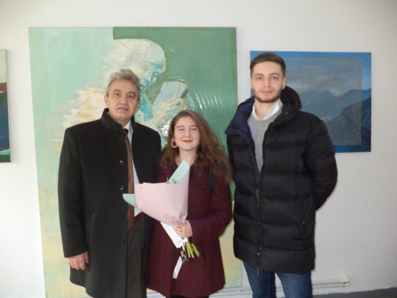 Mădălina-Elena Trofin spune prin lucrări de artă expuse la galeria ”Iosif Tellmann” din Lupeni povești despre oameni și emoții