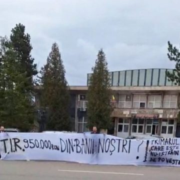 Protest inedit al AUR, în fața Primăriei Petroșani