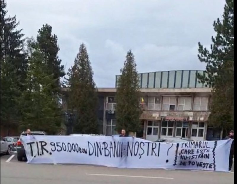 Protest inedit al AUR, în fața Primăriei Petroșani