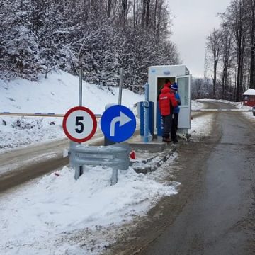 IPJ Hunedoara dispune ridicarea barierelor de pe drumul din Straja, închiderea drumului și desființarea parcărilor din amonte