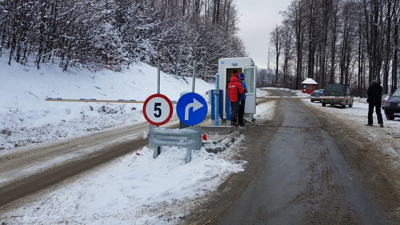 IPJ Hunedoara dispune ridicarea barierelor de pe drumul din Straja, închiderea drumului și desființarea parcărilor din amonte