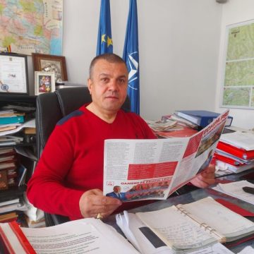 Sală de sport polivalentă și două blocuri noi pentru tineri, la Uricani