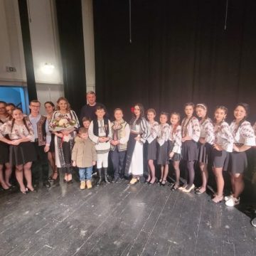 Tezaur folcloric de Dragobete, la Lupeni, cu artiștii clasei de canto Simona Ionașc