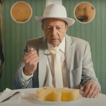 Rețeta secretă a ”ursului de mămăligă” din filmul românesc ”Dragoste de muchie pe cuțit” devine oferta culinară a anului 2024 în bucătăria de la Castelul Lupilor Transilvania