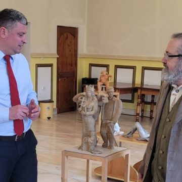 Emoții și amintiri profunde la expoziția de la Lupeni a sculptorului Sergiu Cristian Ianza