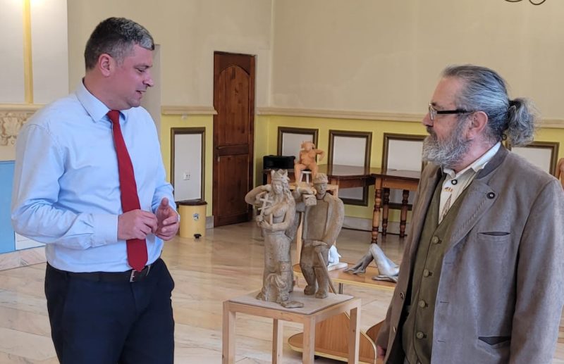 Emoții și amintiri profunde la expoziția de la Lupeni a sculptorului Sergiu Cristian Ianza