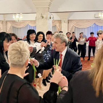 Sărbătoare cu zâmbete, flori și cuvinte potrivite, în cinstea femeilor, la PSD Petroșani