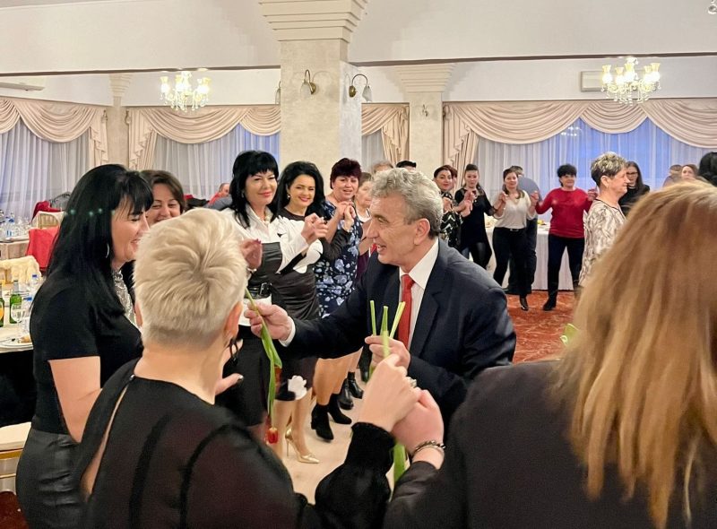 Sărbătoare cu zâmbete, flori și cuvinte potrivite, în cinstea femeilor, la PSD Petroșani