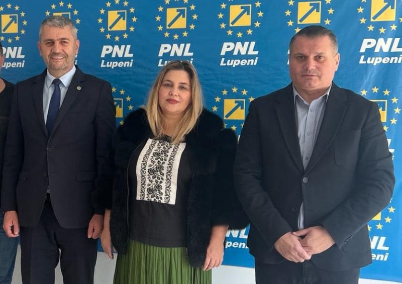 Profesorul Cristina Ciucu a fost desemnată de PNL să intre în cursa electorală pentru fotoliul de primar la Lupeni