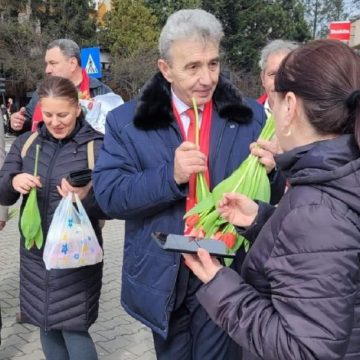 Mii de flori, zâmbete și urări de bine pentru doamnele și domnișoarele Petroșaniului, din partea Organizației PSD Petroșani