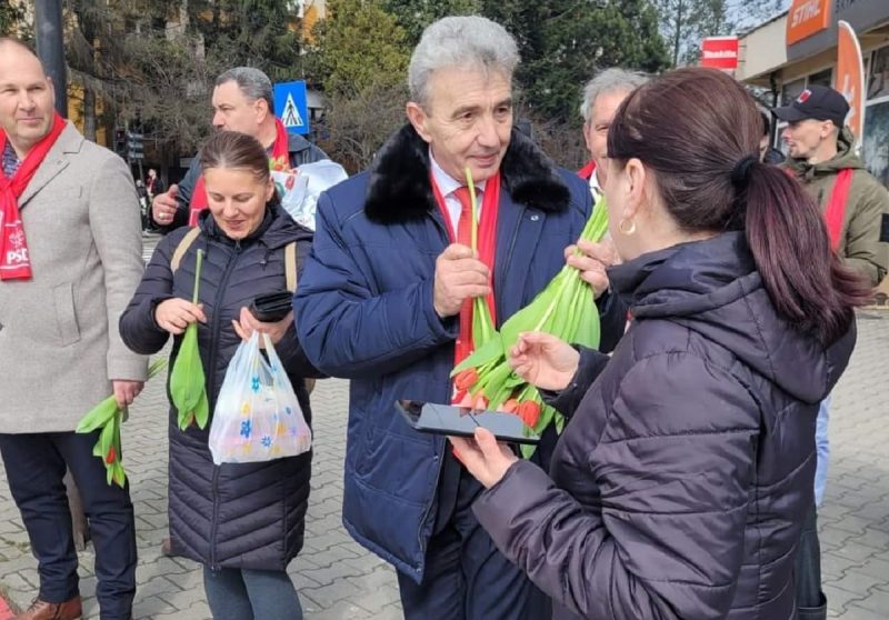 Mii de flori, zâmbete și urări de bine pentru doamnele și domnișoarele Petroșaniului, din partea Organizației PSD Petroșani