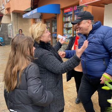 Primarul Dănuț Buhăescu și echipa sa, mesageri ai primăverii pentru femeile din Uricani