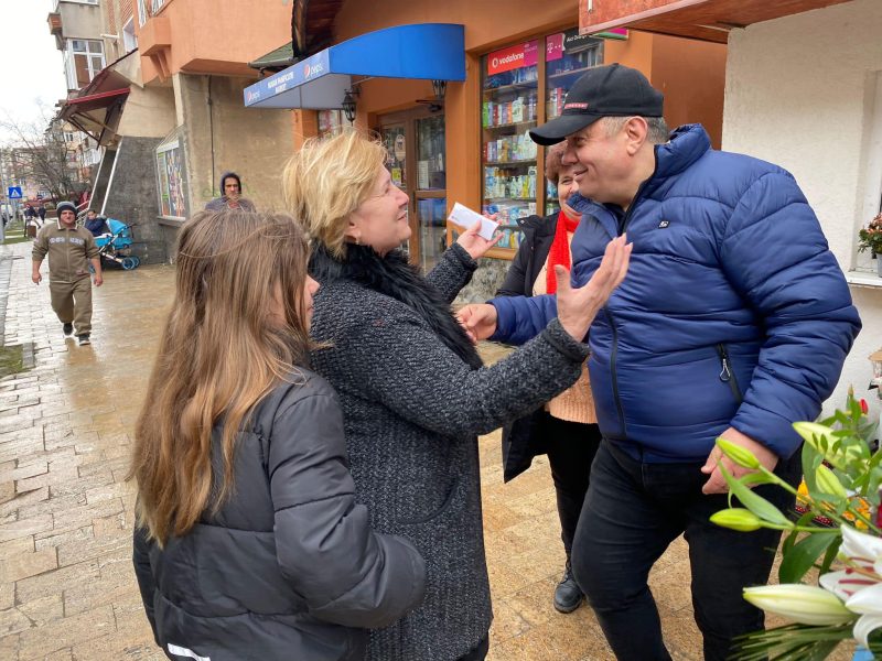 Primarul Dănuț Buhăescu și echipa sa, mesageri ai primăverii pentru femeile din Uricani