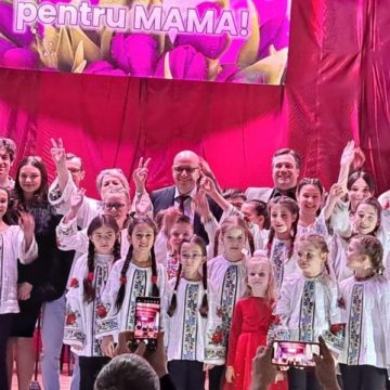 ”Glasuri de argint, pentru mama”, emoționant spectacol al artiștilor îndrumați pe drumul artei de Ileana Berki