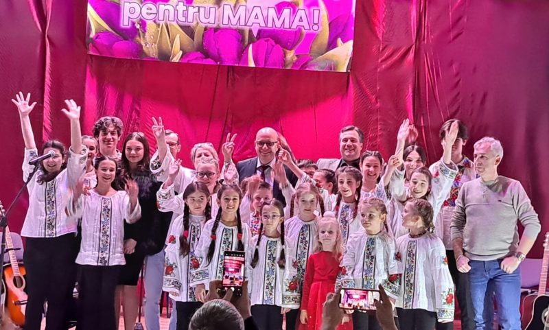 ”Glasuri de argint, pentru mama”, emoționant spectacol al artiștilor îndrumați pe drumul artei de Ileana Berki