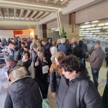 Aproape 100 de hunedoreni și-au găsit locuri de muncă la ”Bursa Mărțișorului” de la Deva