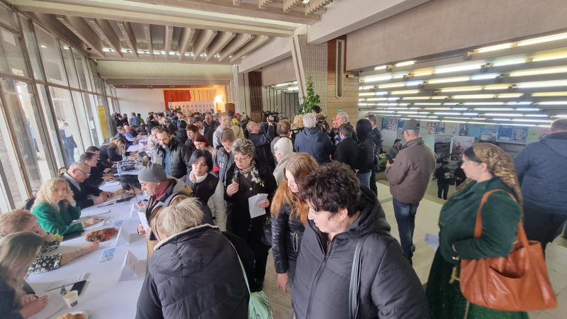 Aproape 100 de hunedoreni și-au găsit locuri de muncă la ”Bursa Mărțișorului” de la Deva