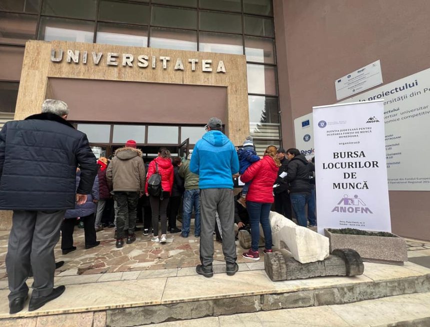 Interes deosebit la Petroșani pentru Bursa Locurilor de Muncă ”Bursa Mărțișorului”