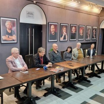 Reputatul regizor Alexander Hausvater conduce producția unui spectacol realizat de teatrele din Deva și Petroșani