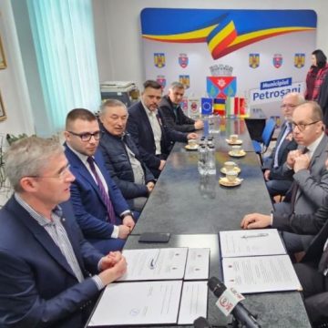 Program comun de activități pentru anul 2024 semnat între comunitățile din Petroșani și Varpalota