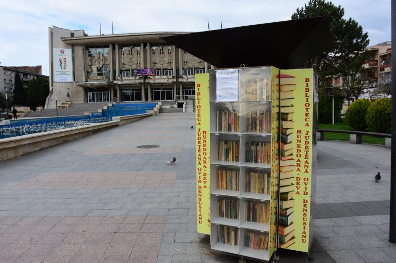 Mini-bibliotecile publice din Deva au fost redeschise iubitorilor de lectură