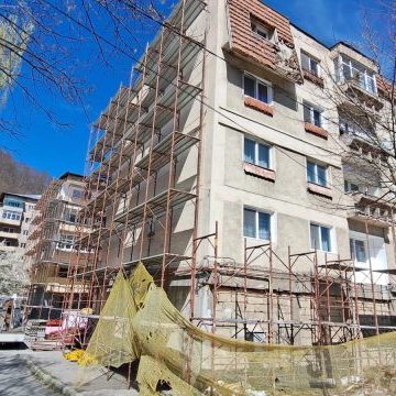 Au demarat lucrările de eficientizare energetică la primele clădiri rezidențiale din municipiul Lupeni