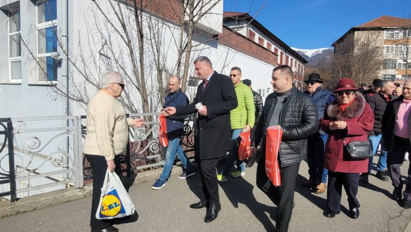 646013283_25950345497908151_7663585807293339147_n Social-democrații din Lupeni, vestitori ai primăverii pentru doamnele și domnișoarele din localitate