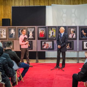 Enigmatice forme și chipuri feminine în legendara expoziție de artă ”Femeia, eterna poveste” de la Petroșani